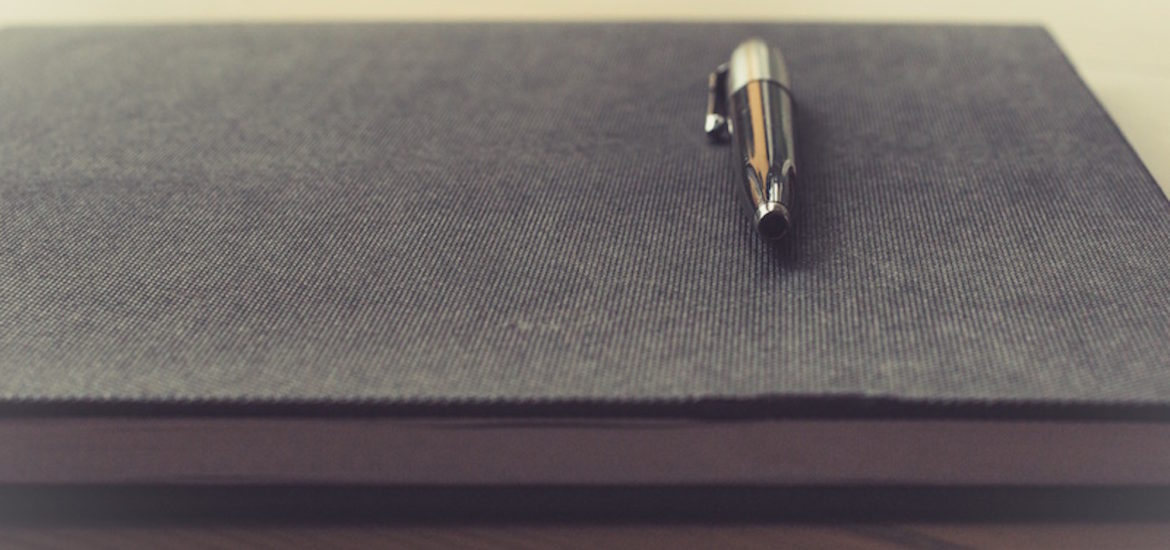 Scrive sul taccuino