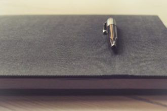 Scrive sul taccuino
